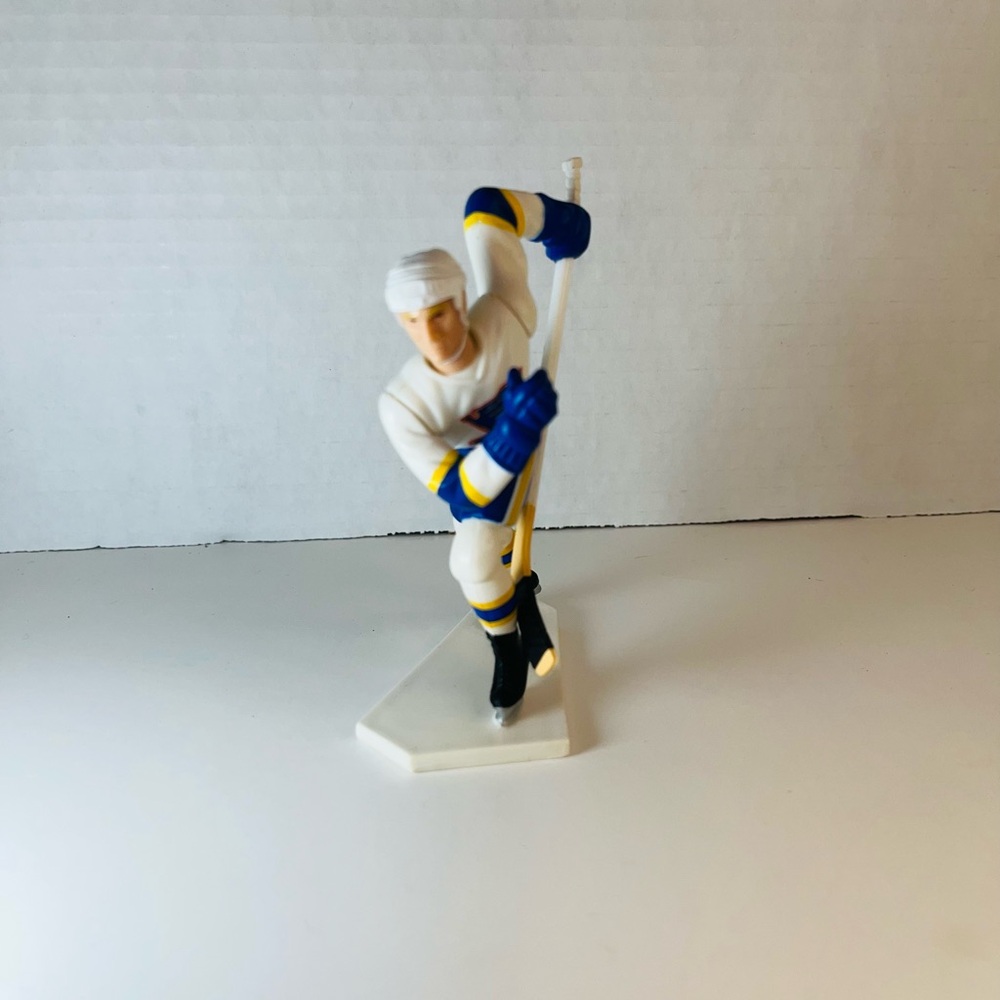 Brett Hull #16 St. Louis Blues 1994 Starting Lineup